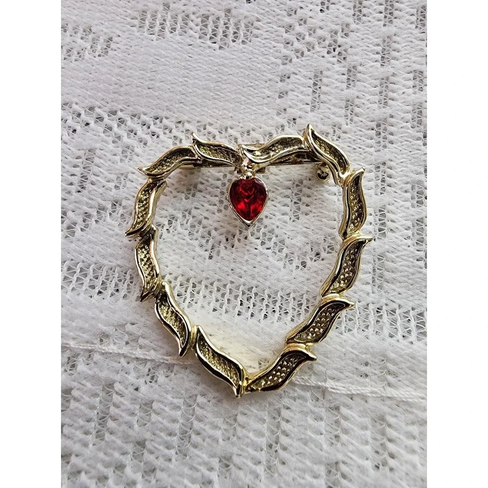 Vintage Heart Brooch Pin Twisted Vines Red Rhinestone Valentines Love Romance